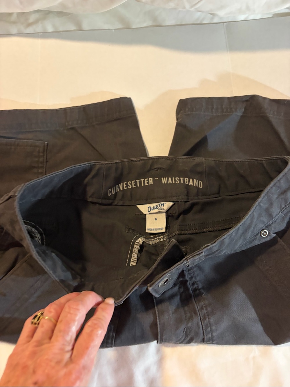 Duluth Trading Co Curvesetter Waistband women’s utility shorts — Dark Gray Sz 4